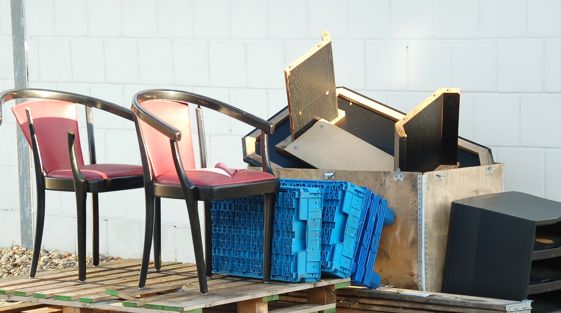 Sperrmüllcontainer mieten: Sperrmüll günstig entsorgen | Containerdienst24